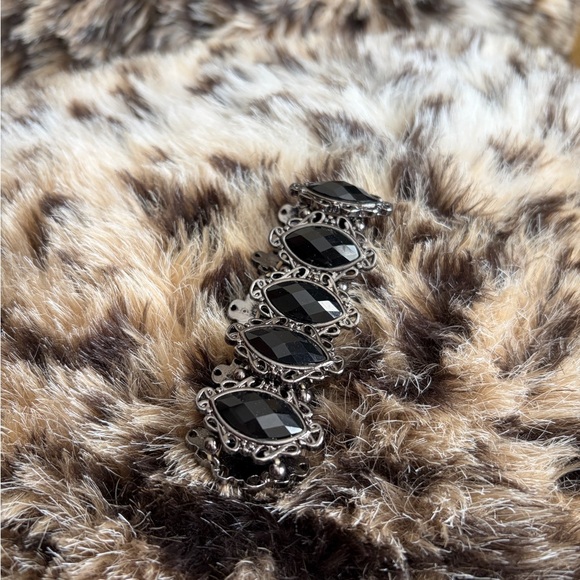 Elegant Black Bracelet - Picture 3 of 3